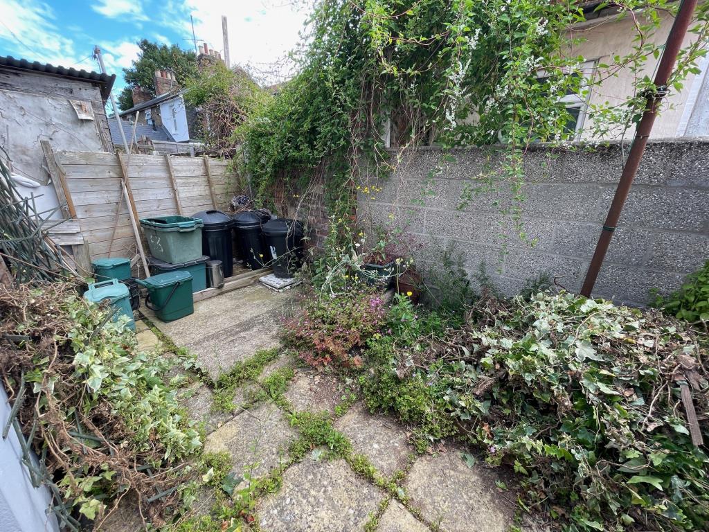 Lot: 43 - THREE-BEDROOM SEMI-DETACHED HOUSE FOR IMPROVEMENT - Yard to the rear of the property